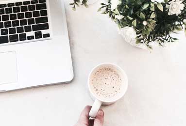 笑不活了！姆巴佩急了，皇马巨星现身马德里驾校，豪车积灰终要自己开？